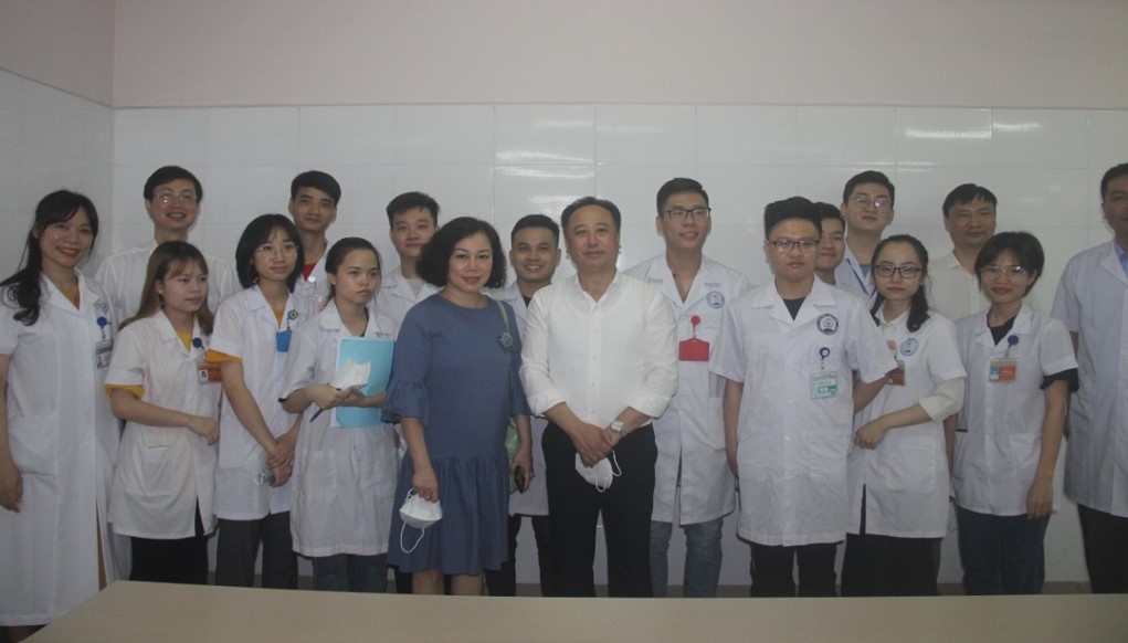 Đoàn công tác chụp ảnh lưu niệm cùng các sinh viên đang theo học tại khoa RHM 